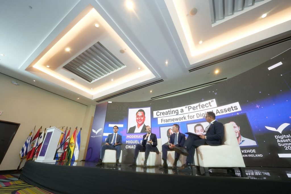 Funcionarios de la SEPRELAD participan en Cumbre de Activos Digitales